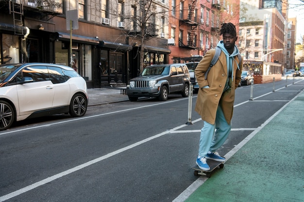 Giovane che utilizza la mobilità sostenibile