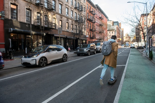 Giovane che utilizza la mobilità sostenibile