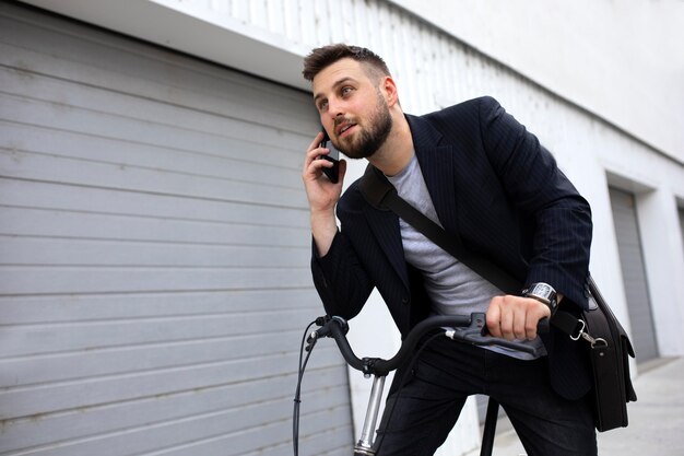 Giovane che utilizza una bicicletta pieghevole in città