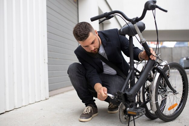 Giovane che utilizza una bicicletta pieghevole in città