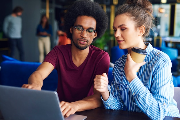 Giovane collega che lavora al computer portatile in ufficio