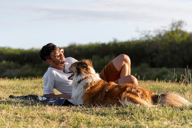 Giovane con cane in riva al mare