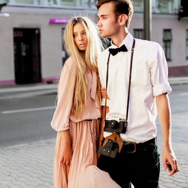 Giovane con la macchina fotografica con la sua ragazza