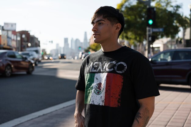 Giovane con maglietta nera con bandiera messicana
