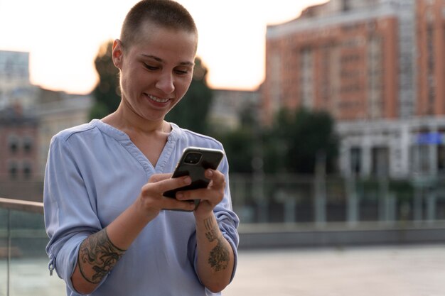 Giovane con meno dita che tiene il telefono