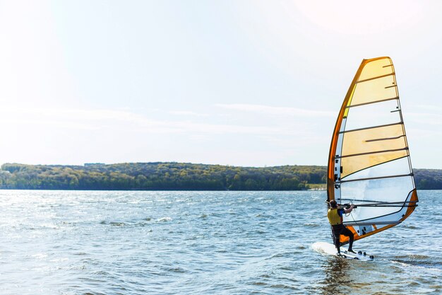 Giovane con tavola da kitesurf