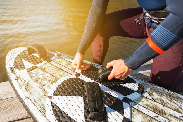 Giovane con tavola da kitesurf