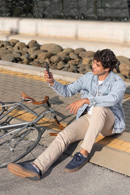 Giovane con una bicicletta all'aperto