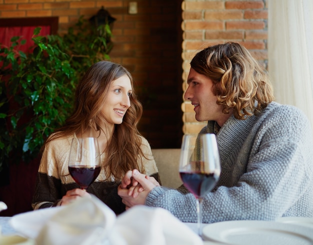 Giovane coppia bere vino in un bar