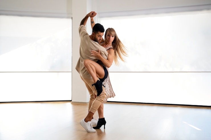 Foto gratuito giovane coppia che balla bachata