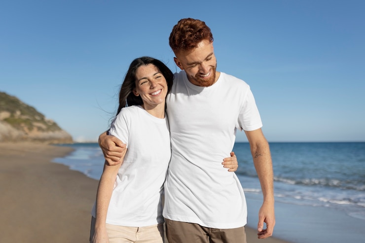 Foto gratuito giovane coppia che indossa una camicia bianca