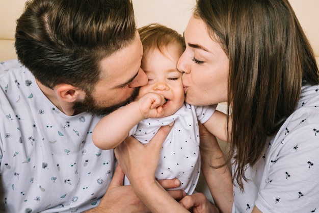 Giovane coppia con bambino al mattino