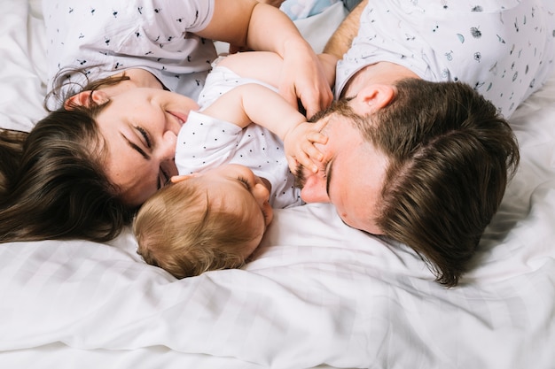 Giovane coppia con bambino al mattino