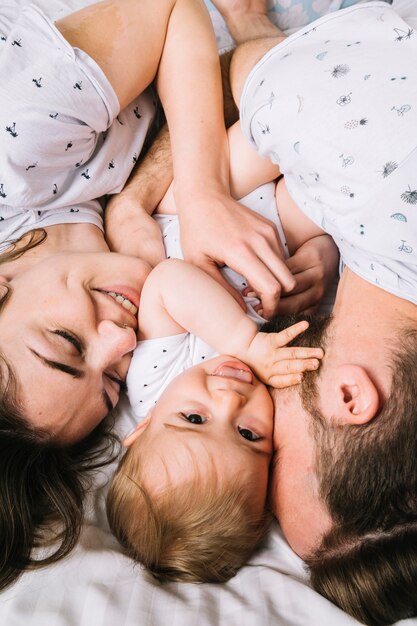 Giovane coppia con bambino al mattino