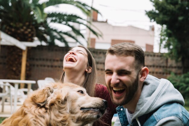 Giovane coppia con cane carino