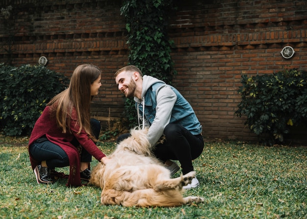 Giovane coppia con cane carino