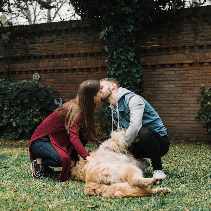 Foto gratuito giovane coppia con cane carino