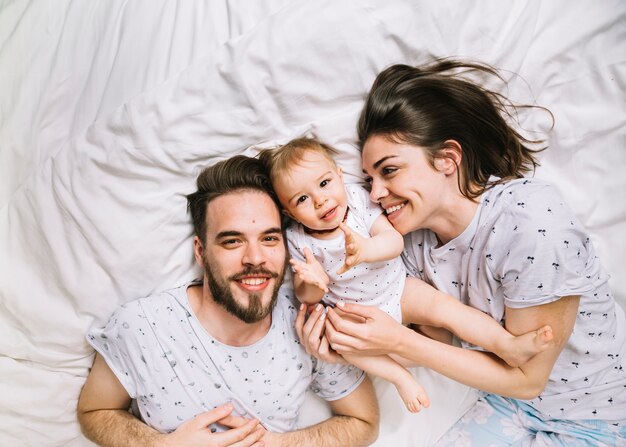 Giovane coppia con il bambino al mattino