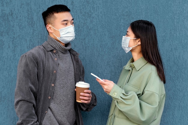 Giovane coppia giapponese che indossa la maschera