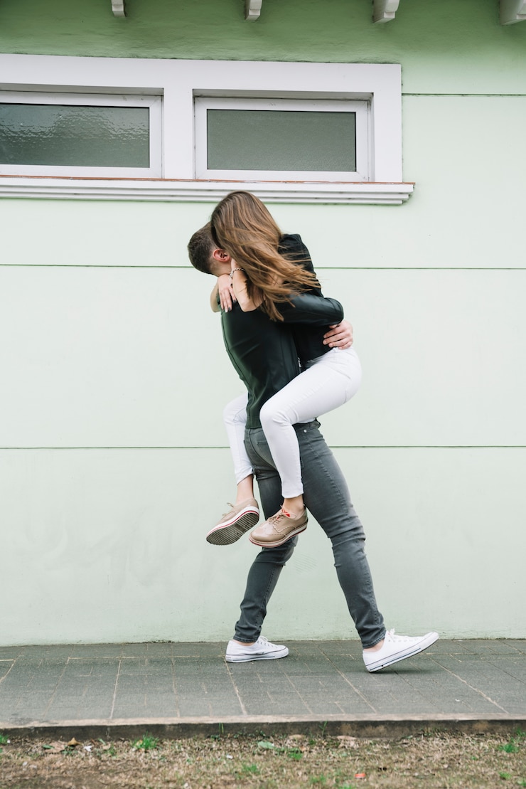 Foto gratuito giovane coppia in amore all'aperto