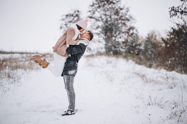 Giovane coppia in winter park