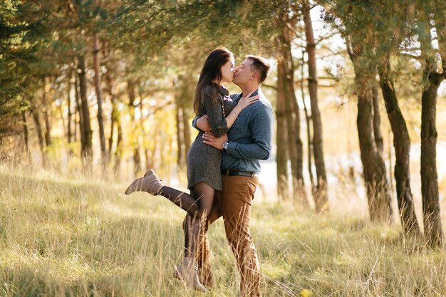 Giovane coppia innamorata. Una storia d&#39;amore nel parco forestale d&#39;autunno