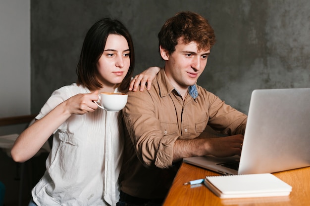 Giovane coppia lavorando sul portatile