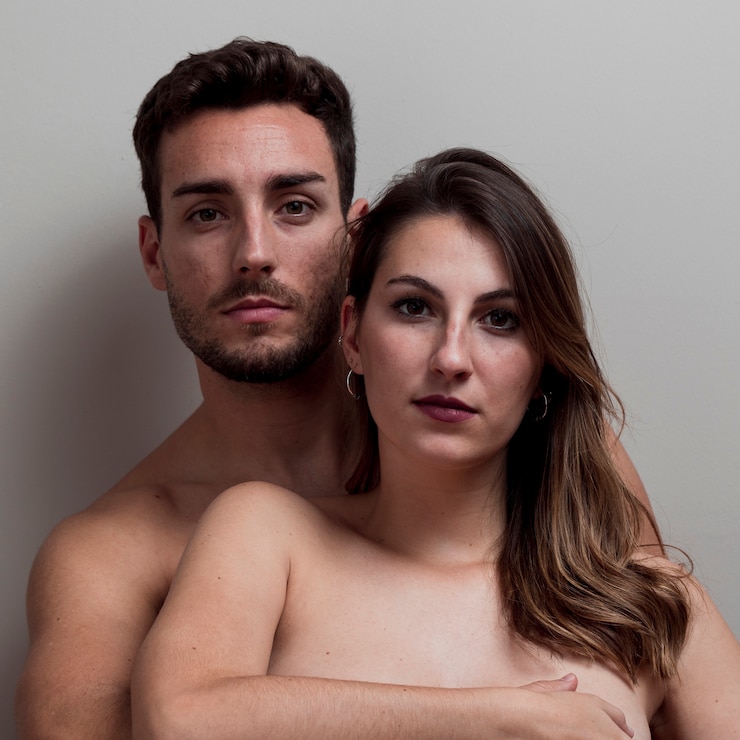 Foto gratuito giovane coppia nuda abbracciando