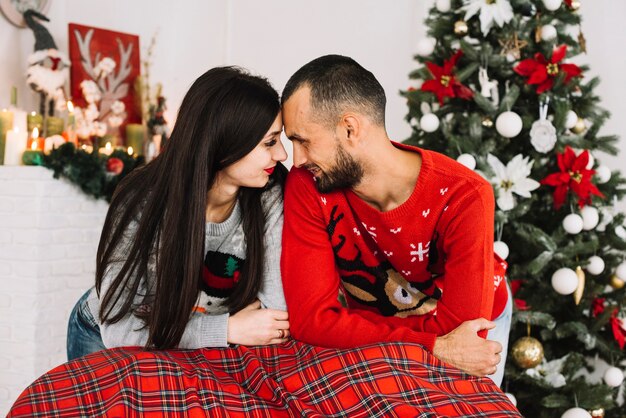 Giovane coppia vicino all&#39;albero di Natale