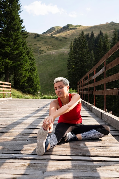 Giovane corridore femminile che si prepara a correre