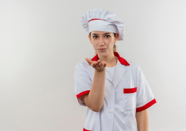 Giovane cuoco grazioso in uniforme da chef inviando un bacio