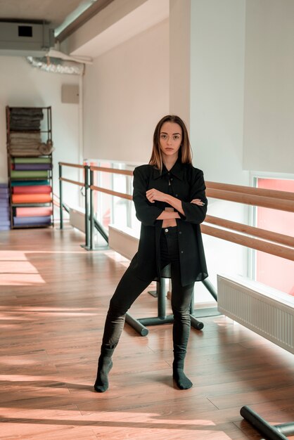 Giovane danzatore femminile che pratica nello studio di ballo