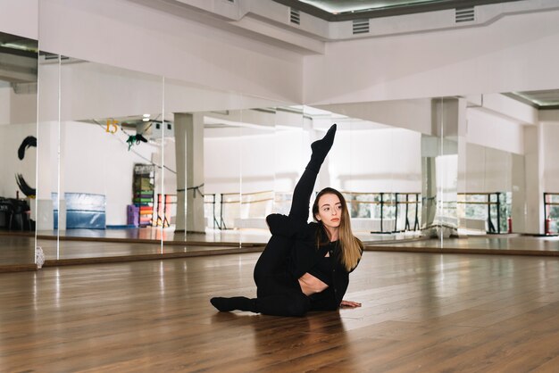 Giovane danzatore femminile che pratica nello studio di ballo