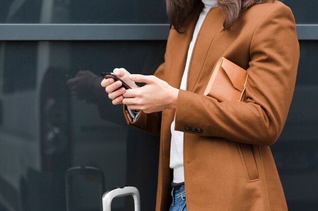 Giovane del primo piano che controlla il suo telefono