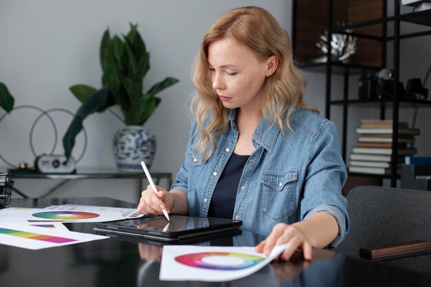 Giovane designer di logo femminile che lavora su una tavoletta grafica