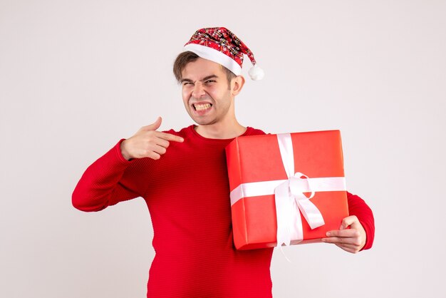 Giovane di vista frontale con il cappello della Santa che sta su fondo bianco