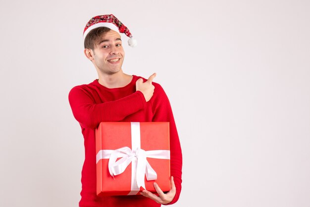 Giovane di vista frontale con il cappello della Santa che sta sullo spazio libero del fondo bianco