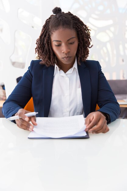 Giovane documento di controllo professionale femminile