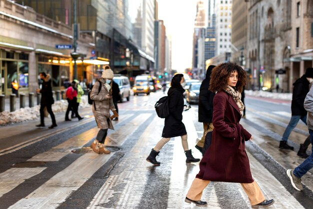 Giovane donna a New York durante il giorno