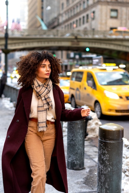 Giovane donna a New York durante il giorno