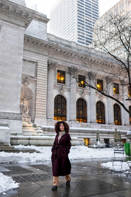 Giovane donna a New York durante il giorno