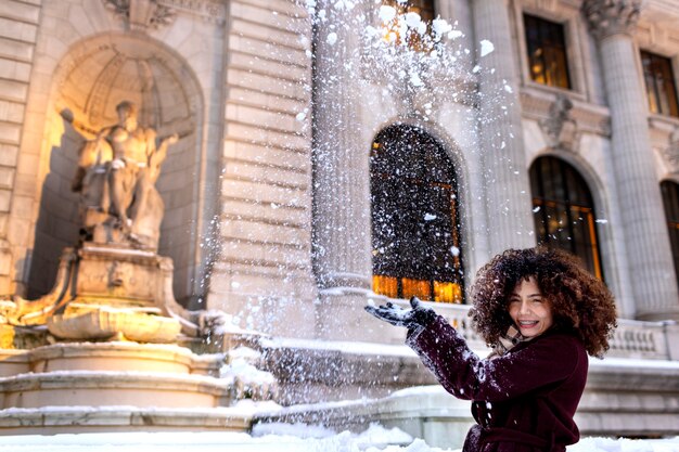 Giovane donna a New York durante il giorno