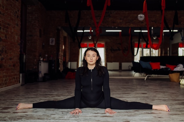 Giovane donna a praticare yoga e volare il concetto di yoga