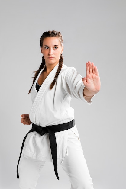 Giovane donna adulta con karate allenamento combattente cintura nera