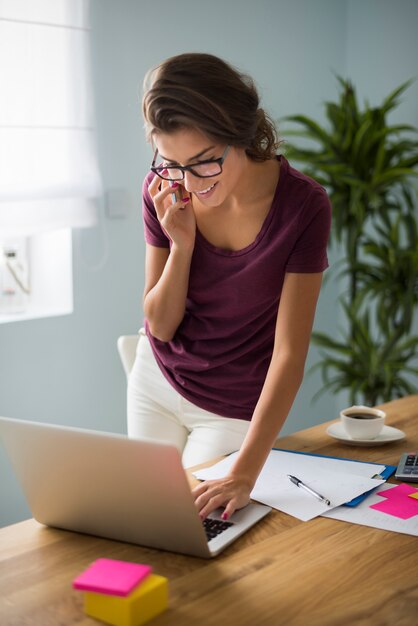 Giovane donna adulta parlando con il suo cliente