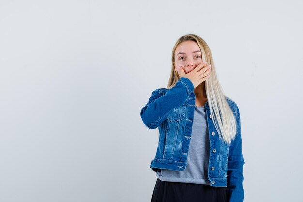 Giovane donna affascinante bionda isolata