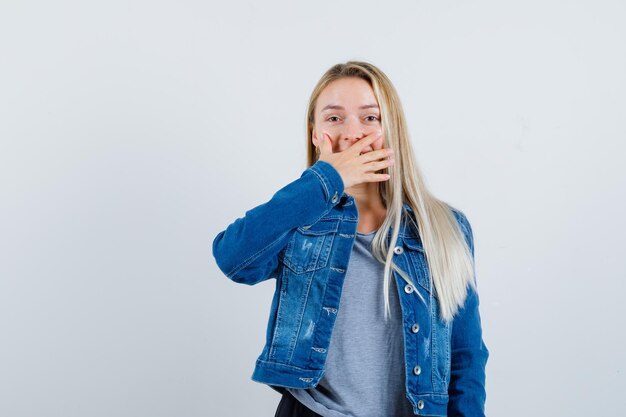 Giovane donna affascinante bionda isolata