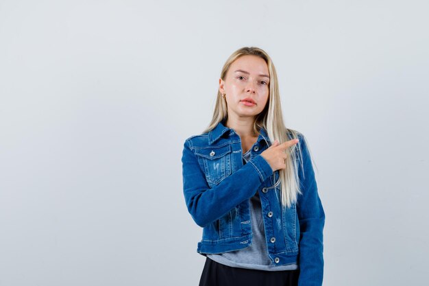 Giovane donna affascinante bionda isolata