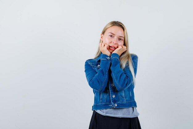 Giovane donna affascinante bionda isolata