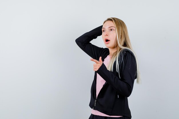 Giovane donna affascinante bionda isolata